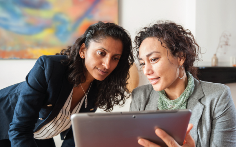 femmes-couvrières-révision-des-données-de-travail-sur-table-800x500px