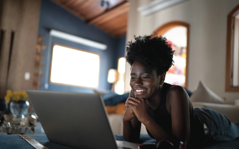 femme-cliente-jouissant-du-video-stream-content-sur-ordinateur-portable-800x500px